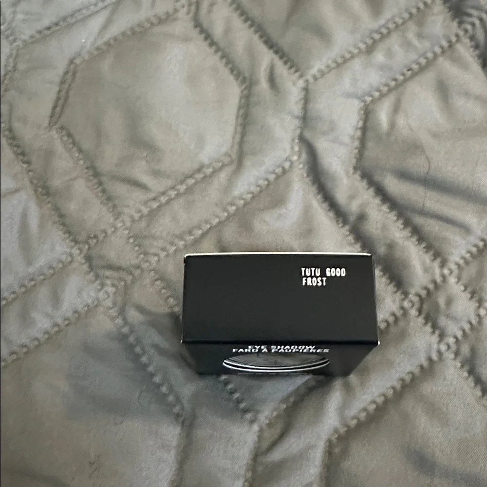 MAC Tutu Good Frost Eyeshadow - rose gold sparkle - Picture 4 of 5